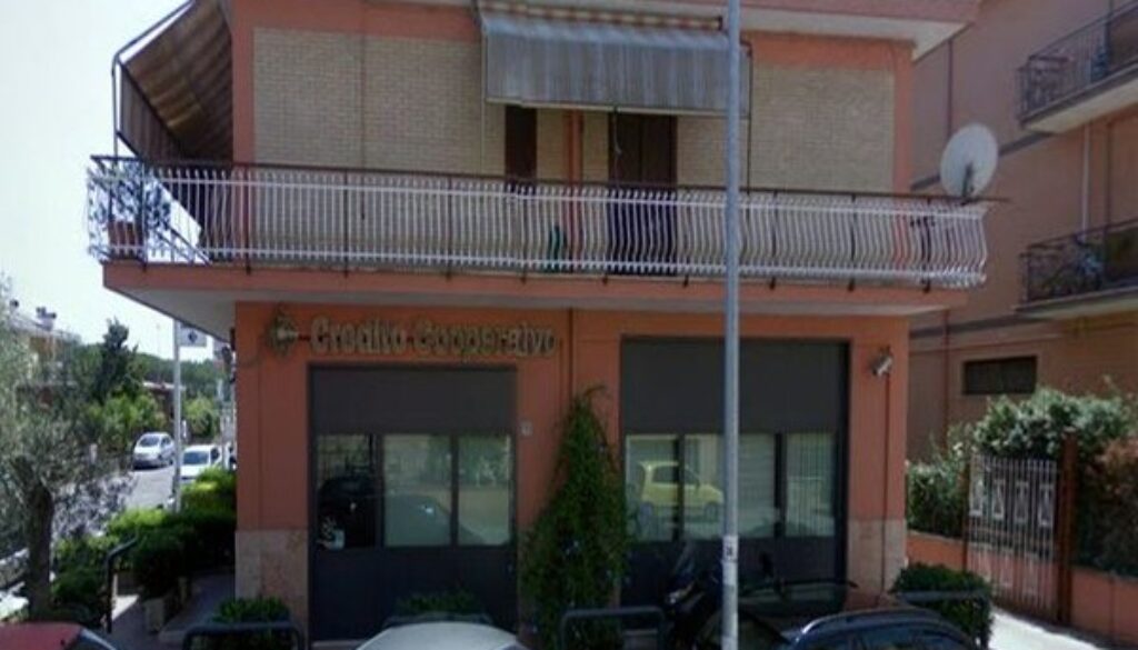 Rapina con spaccata in una banca a Corcolle