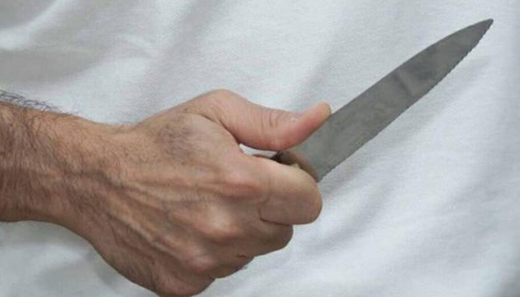 Rapina un bar di Anzio armato di coltello