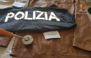 Ruba vestiti di marca nell'outlet di Castel Romano Ruba vestiti di marca nell'outlet di Castel Romano