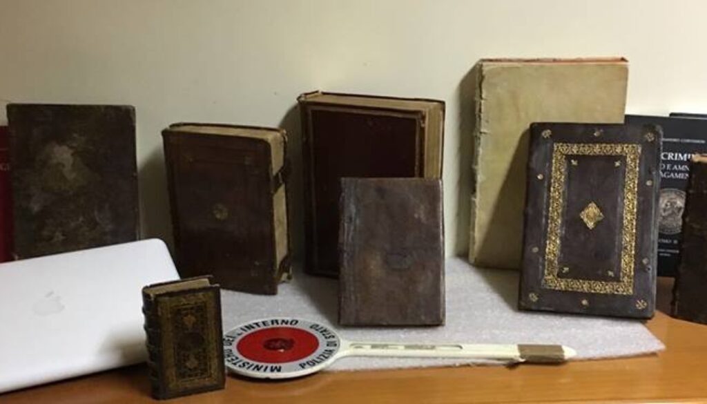 Rubano libri antichi a un 91 enne