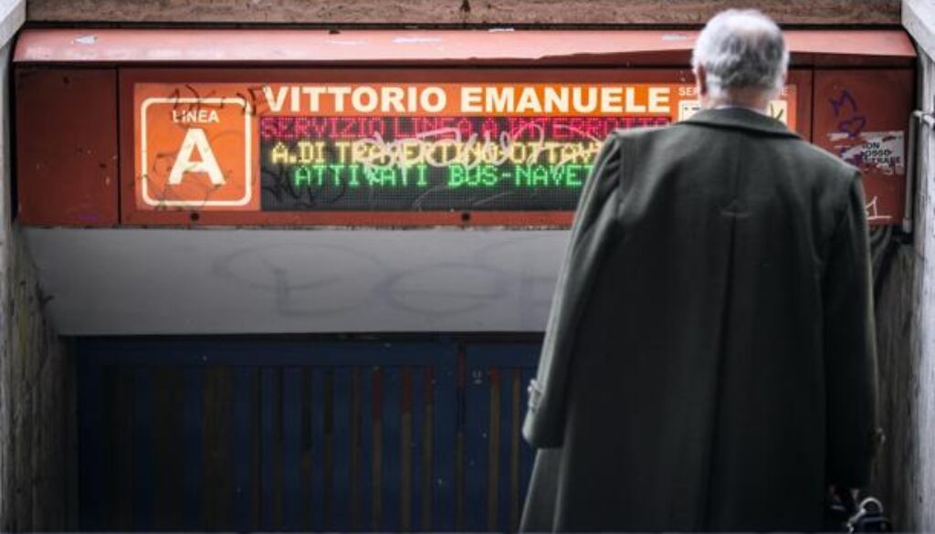 Rubano un cellulare nella stazione Vittorio Emanuele