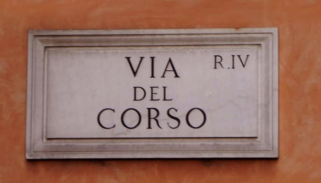 Rubano vestiti nei negozi di via del Corso
