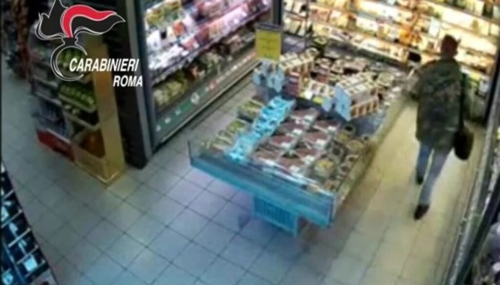 Rubava nei supermercati del Centro