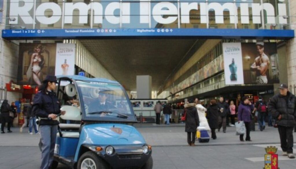 Sassi contro la Polizia a Termini