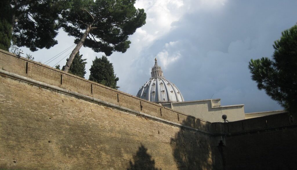 Scavalca le mura del Vaticano