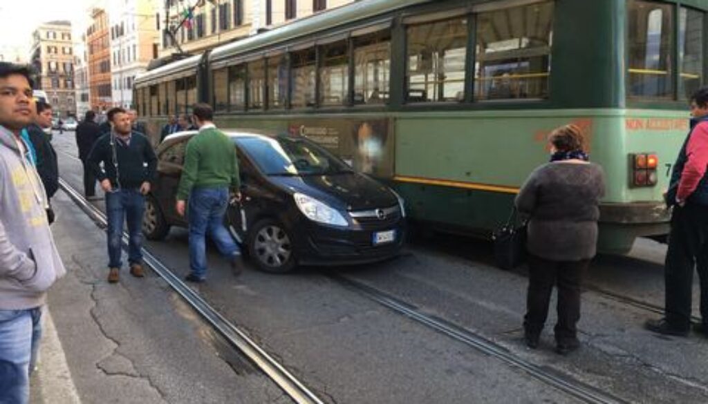 Scontro fra auto e tram all'Esquilino