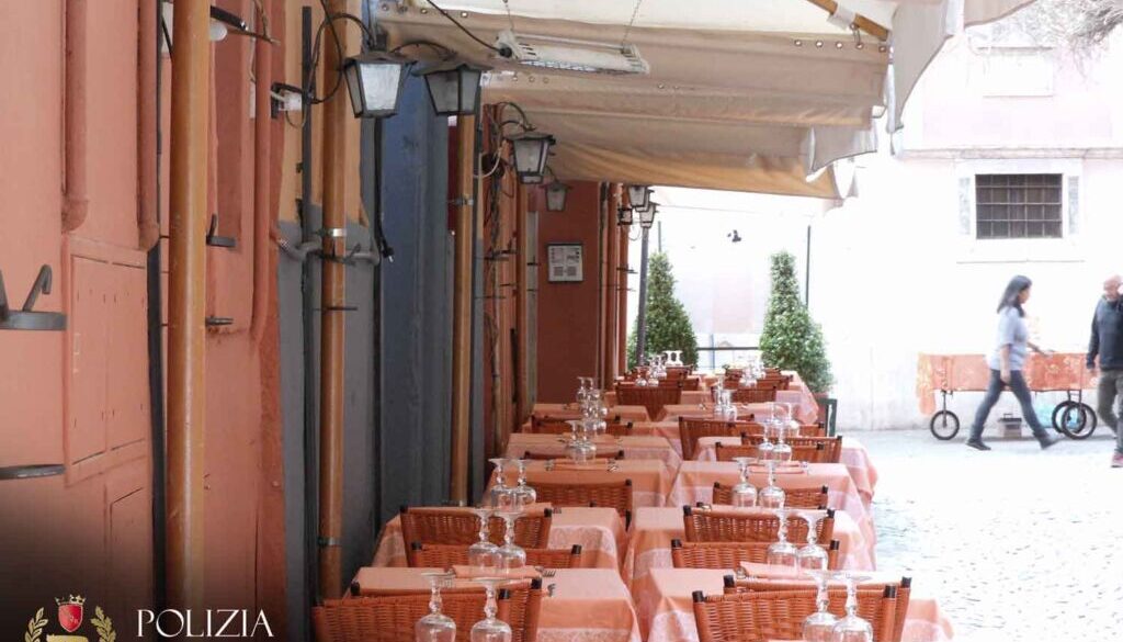 Sgomberati arredi abusivi dal ristorante La Canonica