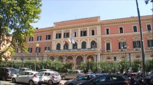 Si finge parcheggiatore e ruba un'auto di fronte al Policlinico Umberto I Si finge parcheggiatore e ruba un'auto di fronte al Policlinico Umberto I