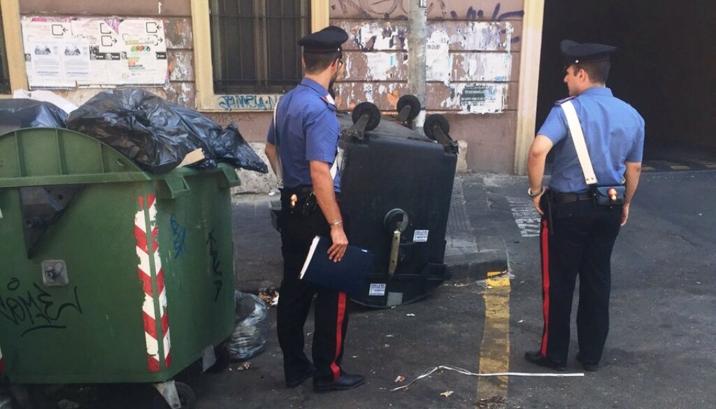 Si nasconde in un cassonetto