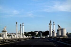 Si spoglia e si finge pazzo per evitare l'arresto Si spoglia e si finge pazzo per evitare l'arresto