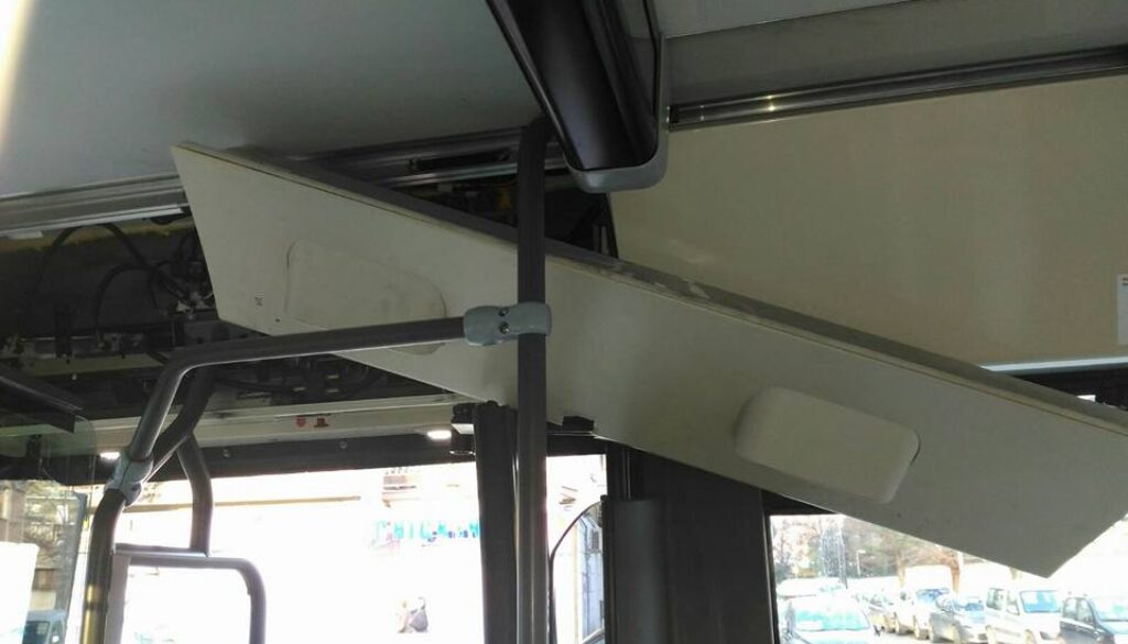 Si stacca pannello su bus della linea 980