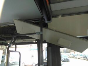 Si stacca pannello su bus della linea 980
