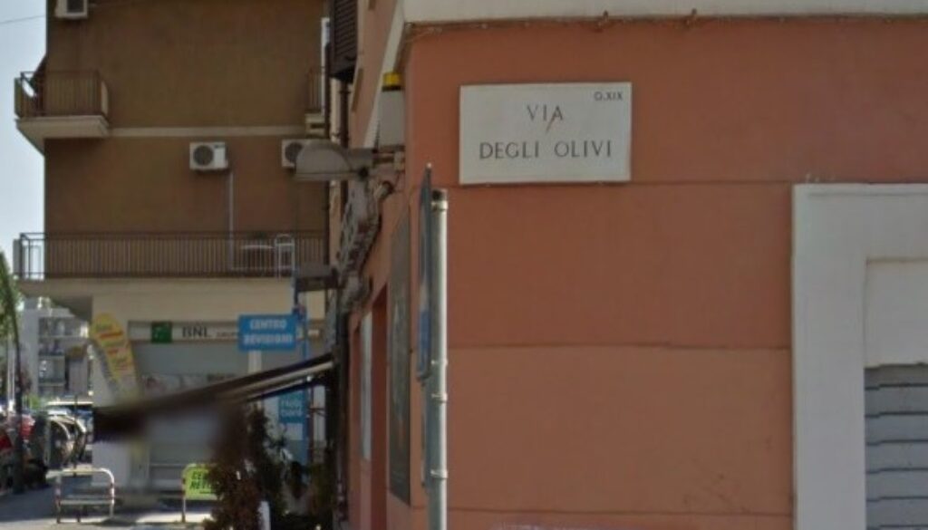 Si taglia i polsi a Centocelle e aggredisce i poliziotti