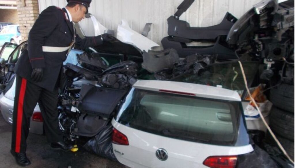Smontavano auto rubate nel bosco di Rocca di Papa