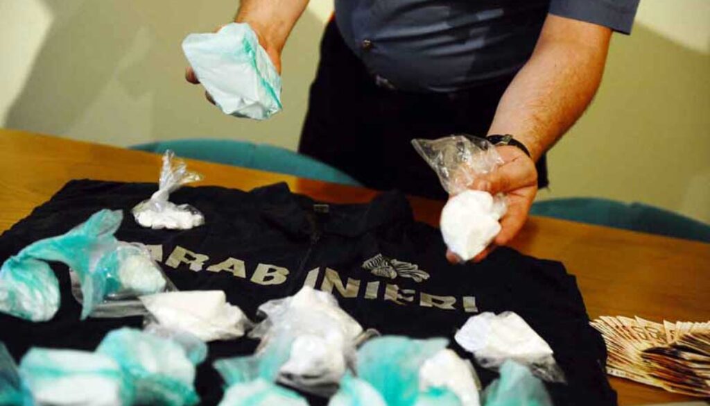 Spacciano cocaina in casa a Ciampino