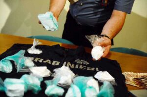 Spacciano cocaina in casa a Ciampino