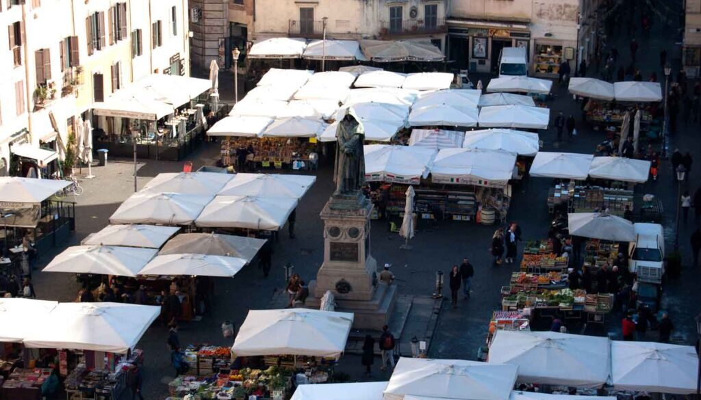 Sporcizia in un ristorante a Campo de' Fiori