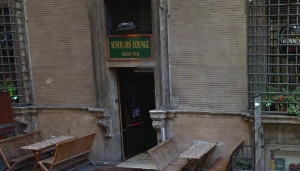 Stacca orecchio a morsi dopo una lite in un pub del Centro