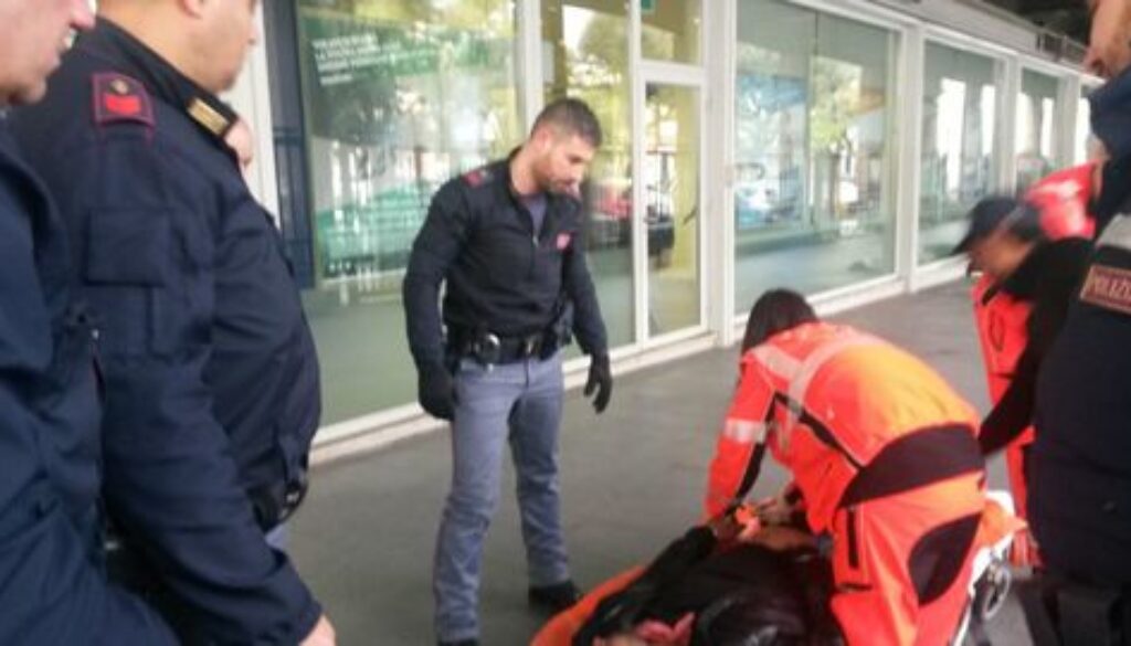 Tenta di impiccarsi a un cancello a piazza Indipendenza