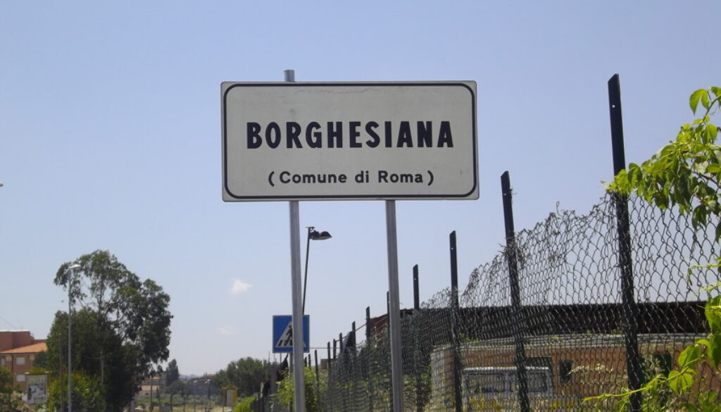 Tenta di tagliarsi la gola alla Borghesiana