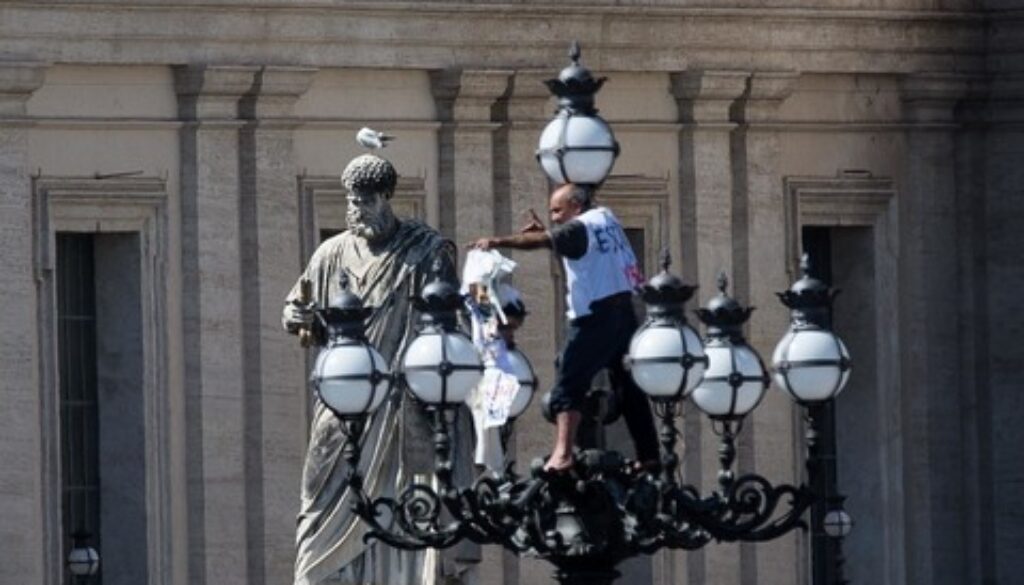 Uomo sale su un lampione