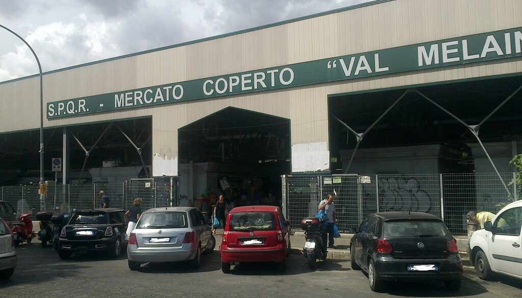 Venditori abusivi nel mercato rionale di Val Melaina