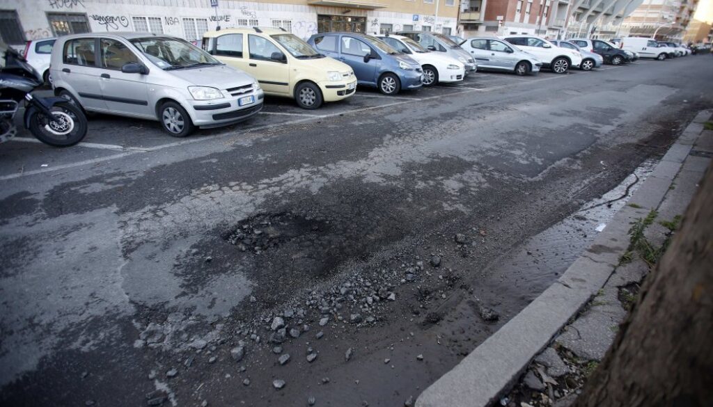 Via Lorenzo il Magnifico, chiusa al traffico per voragine