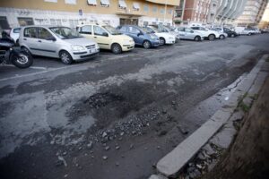 Via Lorenzo il Magnifico, chiusa al traffico per voragine Via Lorenzo il Magnifico, chiusa al traffico per voragine