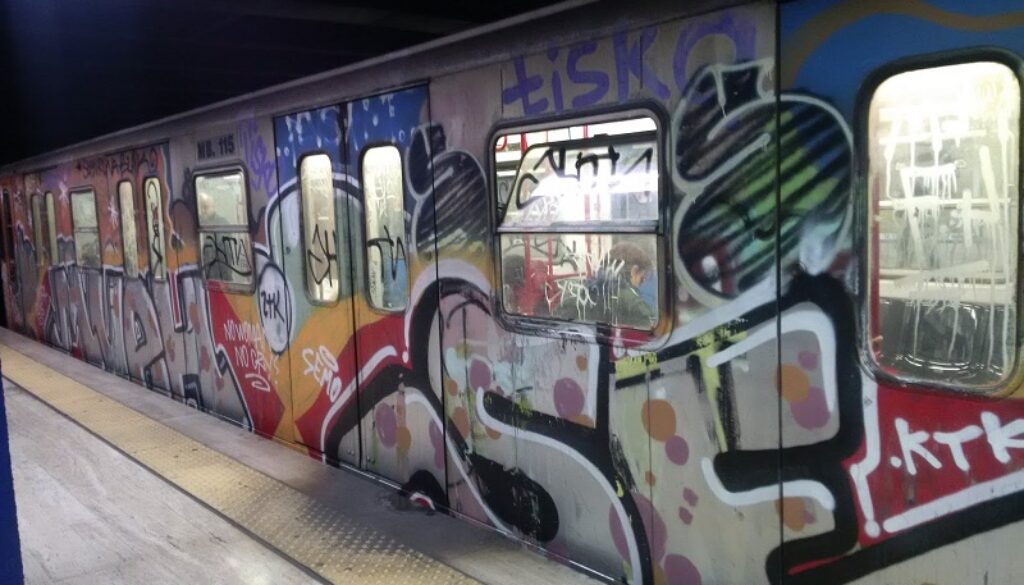 Graffiti sugli autobus e i mezzi Atac, fermata baby gang di ragazzi dai 10 ai 13 anni