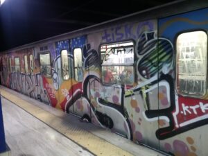 Graffiti sugli autobus e i mezzi Atac, fermata baby gang di ragazzi dai 10 ai 13 anni