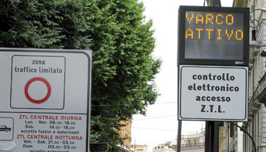 auto contro un palo in via petroselli