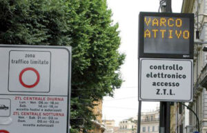 auto contro un palo in via petroselli