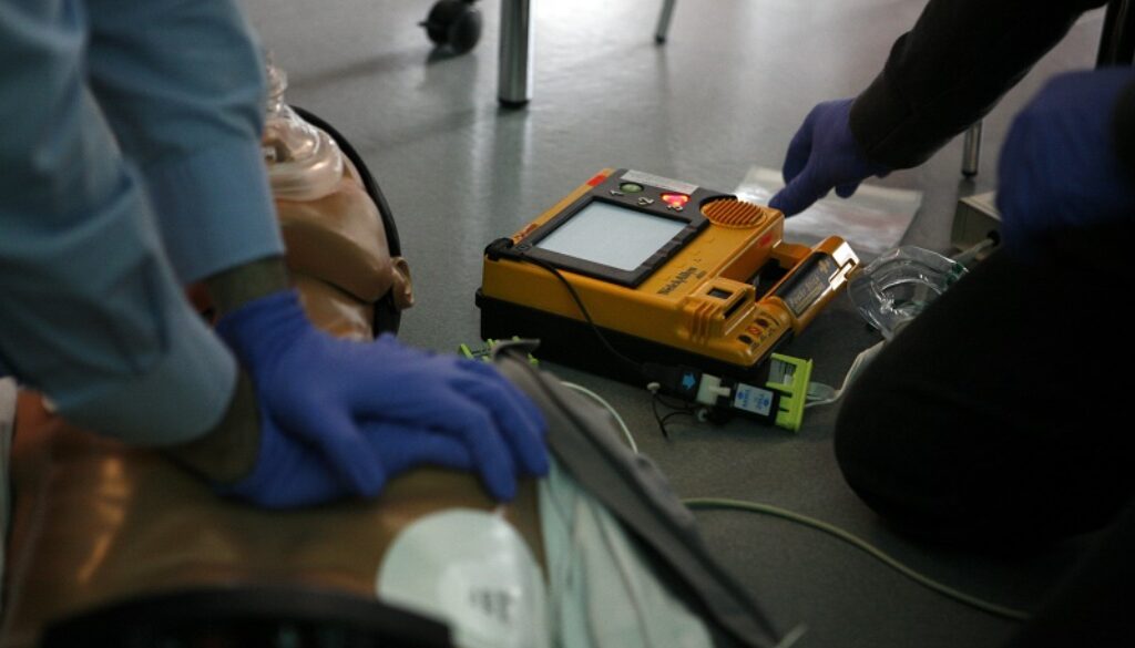 corsi nelle scuole per imparare a usare il defibrillatore