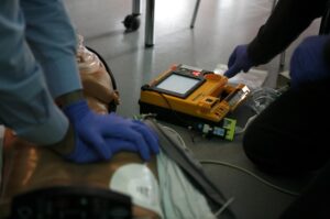 corsi nelle scuole per imparare a usare il defibrillatore