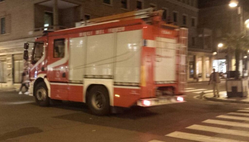Via Cavour, incendio in un negozio di pelletteria. Distrutto un intero piano