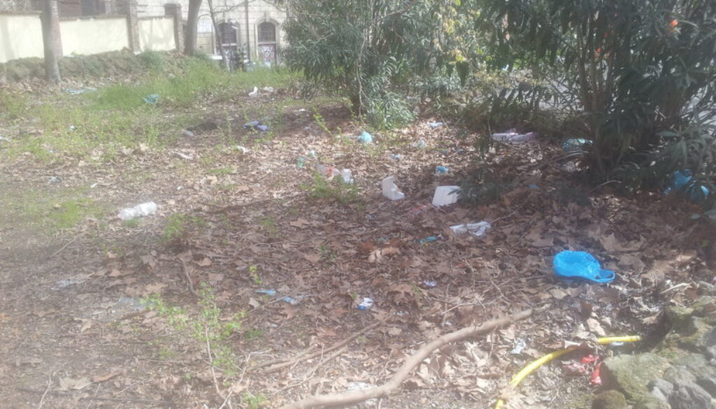 rsz_aduc_giardino_pubblico_pieno_di_rifiuti_vicino_piazza_del_popolo