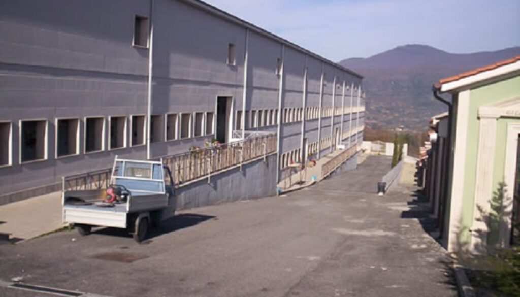 Sesso al cimitero di Genzano, denunciata coppia per atti osceni in luogo pubblico