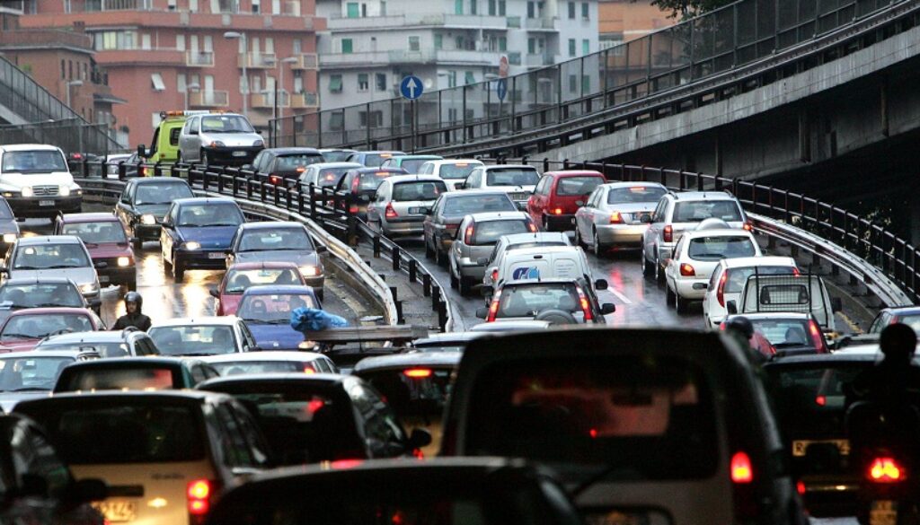 ISTAT:SOFFOCATI DA TRAFFICO,1 SU 3 NON BEVE ACQUA RUBINETTO traffico di Roma in tilt per il maltempo, segnalati incidenti e rallentamenti