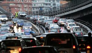 traffico di Roma in tilt per il maltempo, segnalati incidenti e rallentamenti