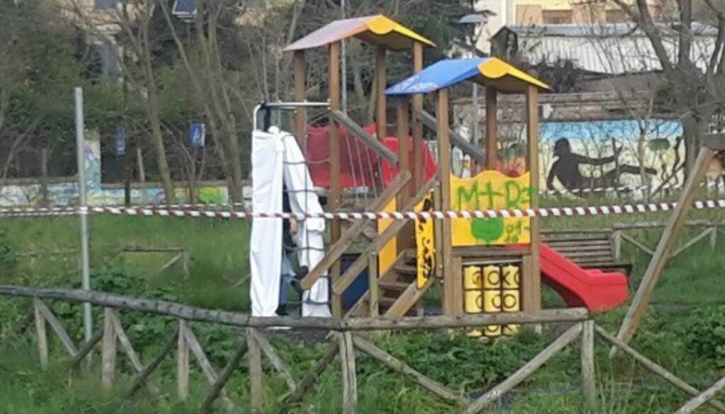uomo impiccato al Parco del Pineto (fonte profilo Facebook Daniele Giannini)