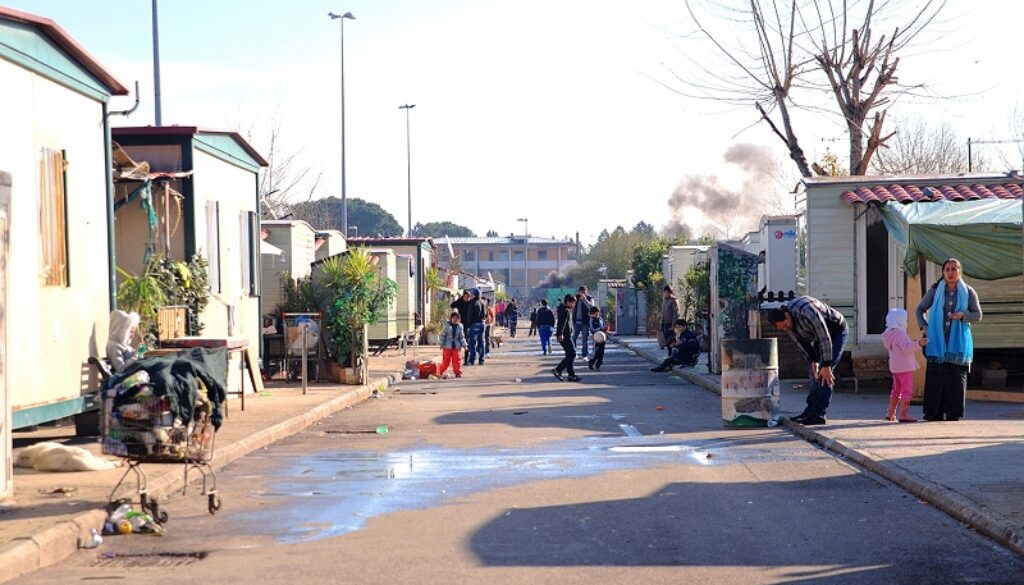 Coppia colpita da un sasso di fronte al campo rom di via Salone