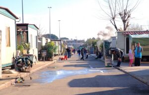 Coppia colpita da un sasso di fronte al campo rom di via Salone