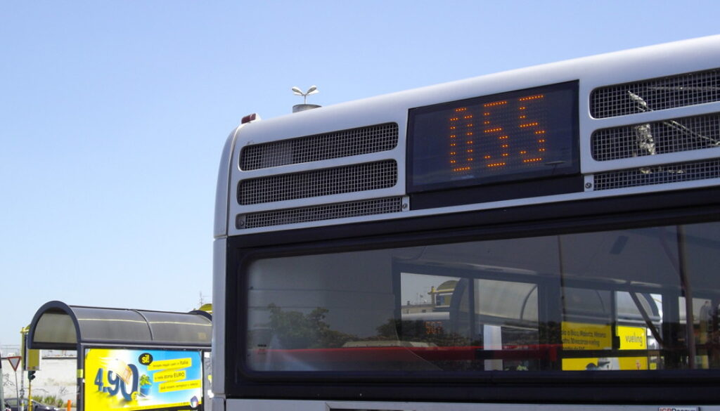 Aggredisce due controllori sul bus 055