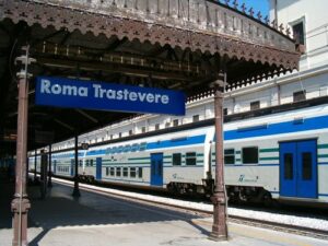 Alla Stazione Ostiense con zaini pieni di rame
