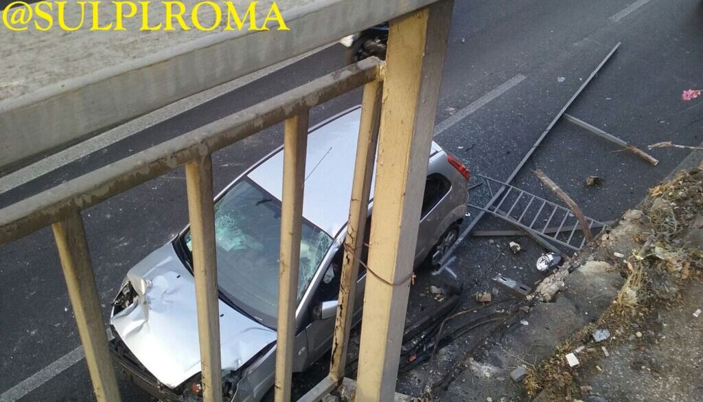 Auto cade e finisce nel sottopasso