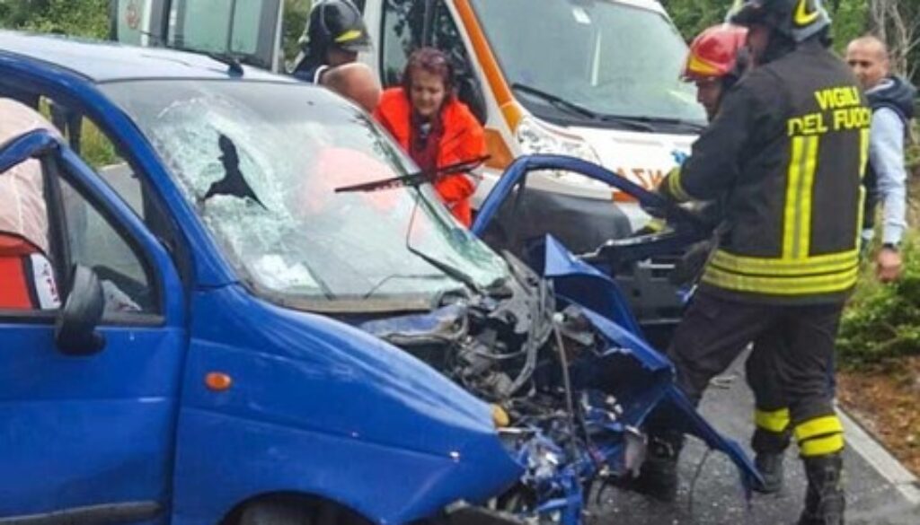Auto contro albero a Castel Romano