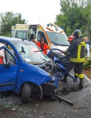 Auto contro albero a Castel Romano Auto contro albero a Castel Romano