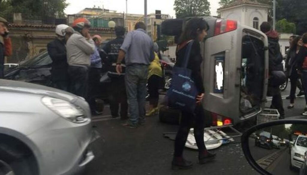 Auto si ribalta sulla Nomentana