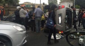 Auto si ribalta sulla Nomentana Auto si ribalta sulla Nomentana