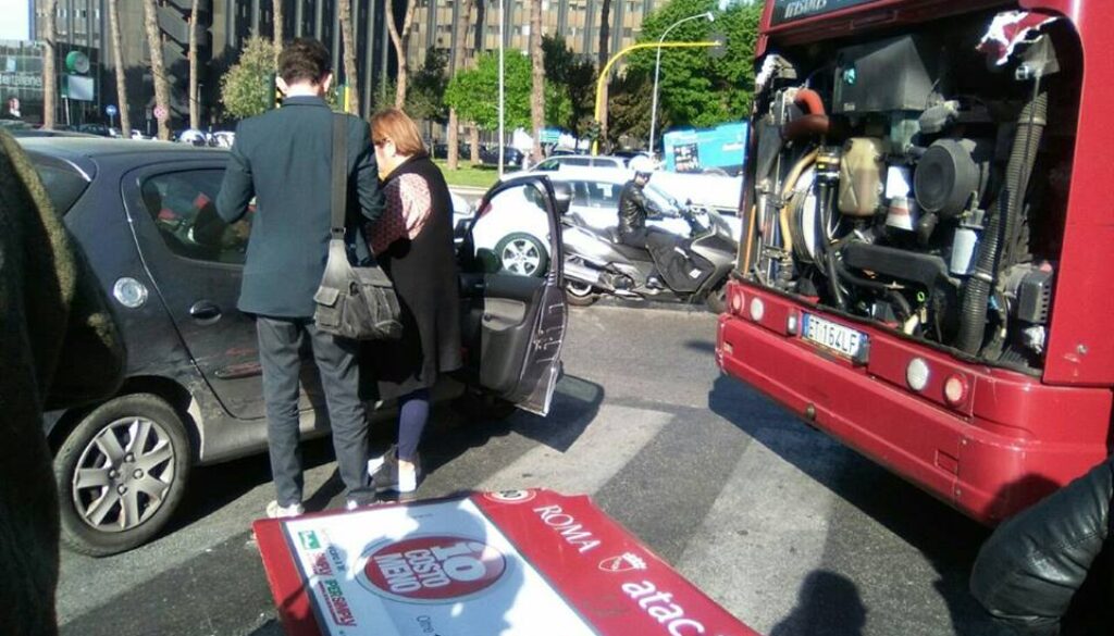 Autobus perde il portellone sulla Cristoforo Colombo